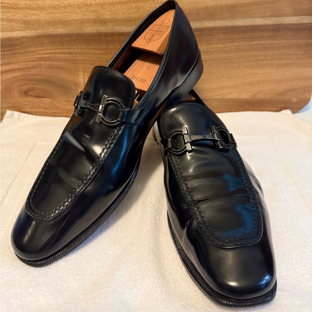 Salvatore Ferragamo Black
Leather Loafers with Gancini bit detail (Size 12)